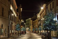 Veduta notturna di una via del borgo di Pergola, Pesaro e Urbino.
