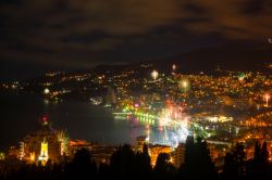 Veduta notturna e fuochi d'artificio nella città di Jalta, Crimea. Il prestigio di questa località ottenne un impulso verso la fine del XVIII° secolo quando l'intera ...