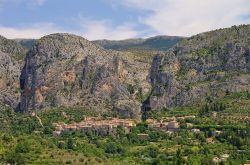 Veduta panoramica di Moustiers Sainte Marie - © LianeM / shutterstock.com