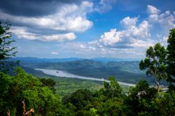 Veduta panoramica a Khao Fa Chi nella provincia di Ranong, Thailandia.
