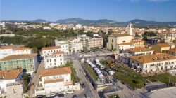 Veduta panoramica aerea del centro storico di San Vincenzo, Toscana. Capoluogo turistico della Val di Cornia, la cittadina è anche uno dei luoghi più frequentati della Costa degli ...