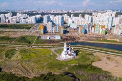 Veduta panoramica aerea dell'area residenziale Academic a Ekaterinburg, Russia. A fare da cornice alla chiesa ortodossa sono palazzi moderni costruiti negli ultimi decenni.

