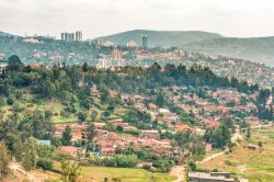 Veduta panoramica aerea di Kigali, capitale del Ruanda, dalle colline della città.


