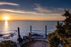 Veduta panoramica al tramonto dal lungomare di Castiglioncello, provincia di Livorno (Toscana) - © robertonencini / Shutterstock.com