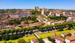 Veduta panoramica con il drone sulla cittadina di Auch, Francia.

