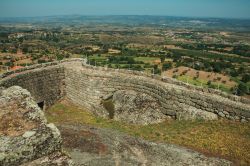 Veduta panoramica dal castello di Linhares da Beira, Portogallo. Le mura del maniero seguono la configurazione del terreno.

