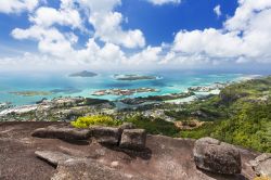 Veduta panoramica dal Monte Copolia del sud est di Mahé, Seychelles, con Victoria sullo sfondo.

