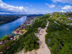 Veduta panoramica dal Mount Bonnell Hiking Trail a Austin, Texas. Una bella immagine del fiume Colorado imemrso nella natura in primavera. 


