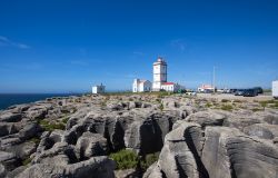 Veduta panoramica dalla rocce con il faro di Cape Carvoeiro vicino a Peniche, Portogallo. Questo capo si trova sulla costa atlantica di fronte all'arcipelago delle Berlengas.

