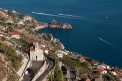 Una veduta panoramica dall'alto del borgo di Furore, Campania, con la chiesa  e il campo sportivo.

