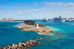 Veduta panoramica dall'alto del faro, del porto e di un resort di lusso a Nassau, Bahamas. Questa cittadina è una delle mete predilette dai turisti che scelgono di recarsi in quest'arcipelago  ...