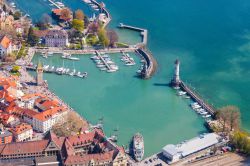 Veduta panoramica dall'alto del porto di Lindau sul lago di Costanza, Germania.
