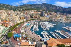 Veduta panoramica dall'alto della città di Monte Carlo, Principato di Monaco. E' nota per il casinò, le sue spiagge, i frattacieli, la moda, il GP di Formula 1 oltre che ...