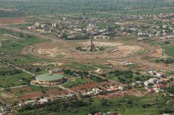 Veduta panoramica dall'alto della città di Ouagadougou con il Monumento agli Eroi Nazionali (Burkina Faso).



