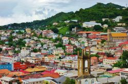 Veduta panoramica dall'alto della città di St.George's, Grenada, con i suoi edifici e le costruzioni colorate - © EQRoy / Shutterstock.com