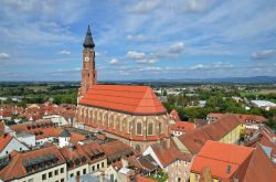 Veduta panoramica dall'alto della città di Straubing, Germania. Al centro, l'imponente chiesa di St. Jacob costruita fra il 1400 e il 1512. 

