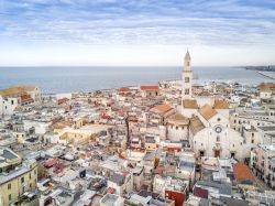 Veduta panoramica dall'alto della città vecchia di Bari, Puglia.
