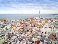 Veduta panoramica dall'alto della città vecchia di Bari, Puglia.
