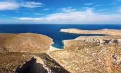 Veduta panoramica dall'alto della grotta di Sikati e della costa, isola di Kalymnos (Grecia). Questa caverna senza tetto ha un diametro di 50/60 metri con una profondità di circa ...