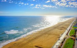 Veduta panoramica dall'alto della passeggiata lungomare a Virginia Beach, Virginia (USA).
