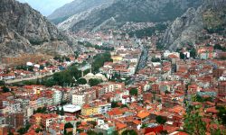 Veduta panoramica dall'alto delle case ottomane di Amasya, Turchia. Con le sue tradizionali case di foggia ottomana, il fiume che l'attraversa e le tombe rupestri scavate nella parete ...