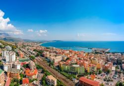 Veduta panoramica dall'alto di Formia, Lazio. Siamo in una delle più celebri località della Riviera di Ulisse, tratto costiero della provincia di Latina che si estende per ...