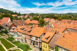 Veduta panoramica dall'alto di Quedlinburg in una bella giornata di sole, Germania.
