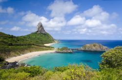 Veduta panoramica dall'alto di una spiaggia sull'isola di Fernando de Noronha, Brasile.
