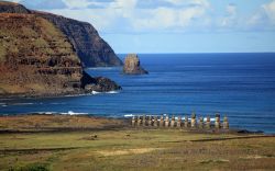 Veduta panoramica dei busti Moai sull'isola di Pasqua, Cile - © 99140783 / Shutterstock.com