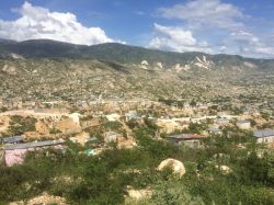 Veduta panoramica dei sobborghi di Port-au-Prince, Haiti. La città ha subito gravissimi danni dal terremoto del 2010.