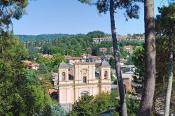 Veduta panoramica del borgo di Acquapendente, Lazio. In primo piano la basilica del Santo Sepolcro, chiamata così perchè ospiterebbe una pietra macchiata di sangue proveniente ...