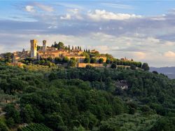 Veduta panoramica del borgo umbro di Corciano al Tramonto