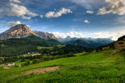 Veduta panoramica del borgo di Scuol nel tardo pomeriggio a Scuol, Svizzera.
