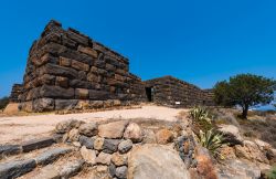 Veduta panoramica del castello dell'isola di Nisyros, Grecia. Costruito in periodo ellenistico, aveva funzione di controllo sulla navigazione fra le isole. E' stato recentemente restaurato.

 ...