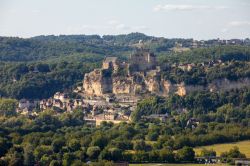 Veduta panoramica del castello di Beynac a Beynac-et-Cazenac sulle alture sopra la Dordogna, Francia.
