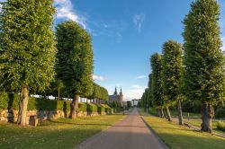 Veduta panoramica del castello di Frederiksborg a Hillerod, Danimarca. Questo splendido edificio è circondato dal giardino barocco e dal romantico parco all'inglese.
