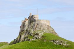 Veduta panoramica del castello di Lindisfarne, Inghilterra. Sede di una guarnigione e di un'artiglieria difensiva nel corso del 1700 e poi a intermittenza sino a metà del 1800, il ...