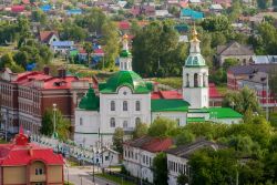 Veduta panoramica del centro di Tobolsk con la chiesa di San Michele Arcangelo, Russia. Una bella immagine della storica capitale della Siberia - © Sergei Butorin / Shutterstock.com