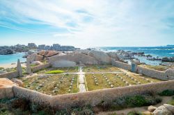 Veduta panoramica del cimitero di Cala Acciarino sull'isola di Lavezzi, Corsica.
