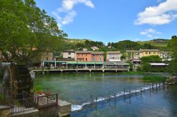 Veduta panoramica del fiume a Fontaine-de-Vaucluse, Provenza, Francia - © Eleni Mavrandoni / Shutterstock.com