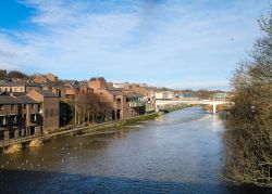 Veduta panoramica del fiume Wear con la città di Durham, Inghilterra.


