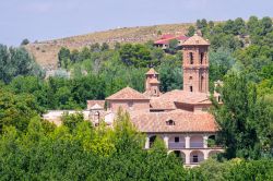 Veduta panoramica del Monasterio de Piedra nelll'omonimo parco a Nuevalos, Spagna, in una giornata di sole.
