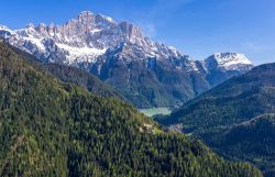 Veduta panoramica del Monte Civetta e del lago di Alleghe dal Colle Santa Lucia, Veneto. Il lago si formò nel 1771 in seguito a una frana che si staccò dal monte Piz e sommerse ...