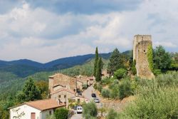 Veduta panoramica del piccolo villaggio di Barbischio, Gaiole in Chianti, Toscana. Oggi questo piccolo borgo della provincia di Siena vive di turismo enogastronomico - © Fabio Caironi / ...