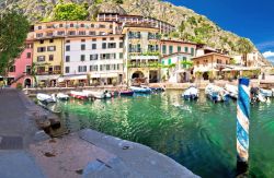 Veduta panoramica del porto di Limone sul Garda, Lombardia. Siamo in una delle località turistiche più rinomate e frequentata della riviera bresciana.
