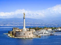 Veduta panoramica del porto di Messina con la statua dorata della Madonna della Lettera, Sicilia. I festeggiamenti si celebrano il 3 giugno; le origini risalgono al 42 d.C. quando sulle sponde ...