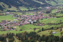 Veduta panoramica del villaggio di Bad Hindelang dall'Oberjoch Pass, land della Baviera, Germania.
