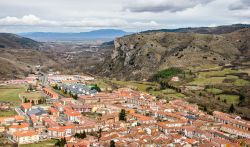 Veduta panoramica del villaggio di Ezcaray, Spagna - Un'incantevole vista dall'alto della vallata e del borgo montano di Ezcaray, incastonato nella Sierra de la Demanda © Ander ...