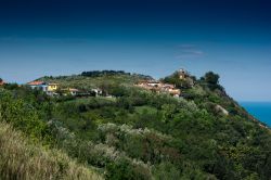 Veduta panoramica del villaggio di Fiorenzuola di Focara, Pesaro, Marche. Questa località sorge al centro del parco naturale regionale del Monte San Bartolo a circa 10 km da Cattolica.
 ...