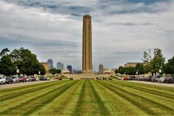 Veduta panoramica del World War II National Memorial a Kansas City, Missouri.  